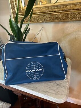Vintage 1970s Pan Am Airline Flight Bag.
Excellent Used Condition.